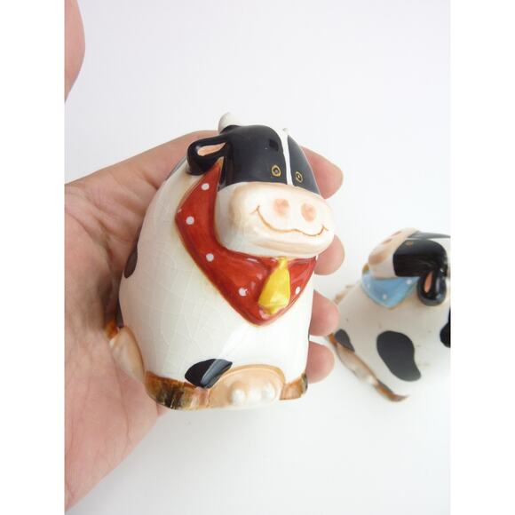 Vintage Ceramic Fat Cow Salt & Pepper Shaker Set Red Blue Neck Scarfs - Picture 5 of 5
